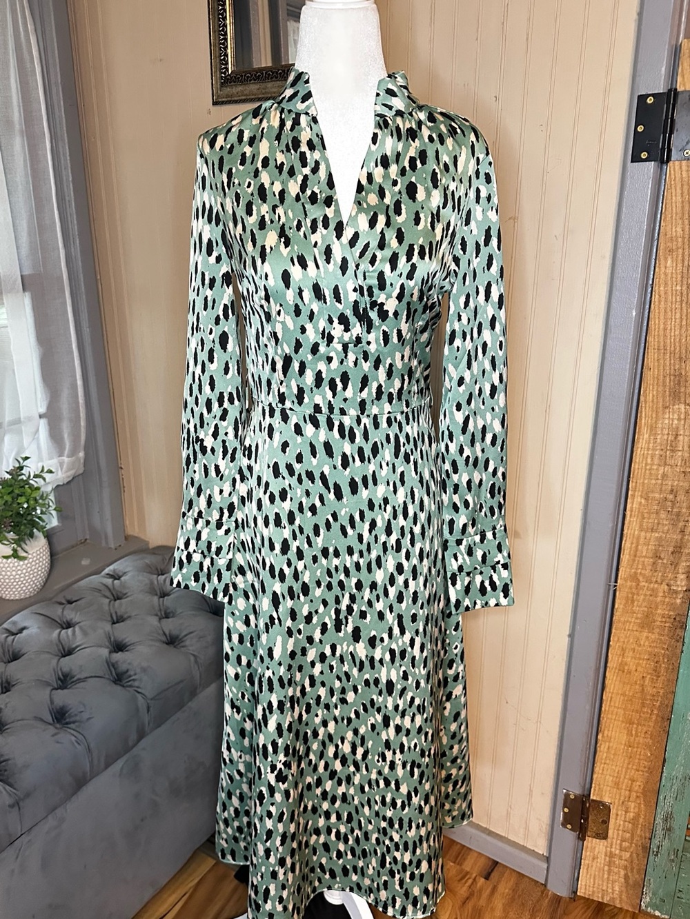 H&M Women’s Sage Green Animal Print Long Sleeve Midi Dress XXS Collared